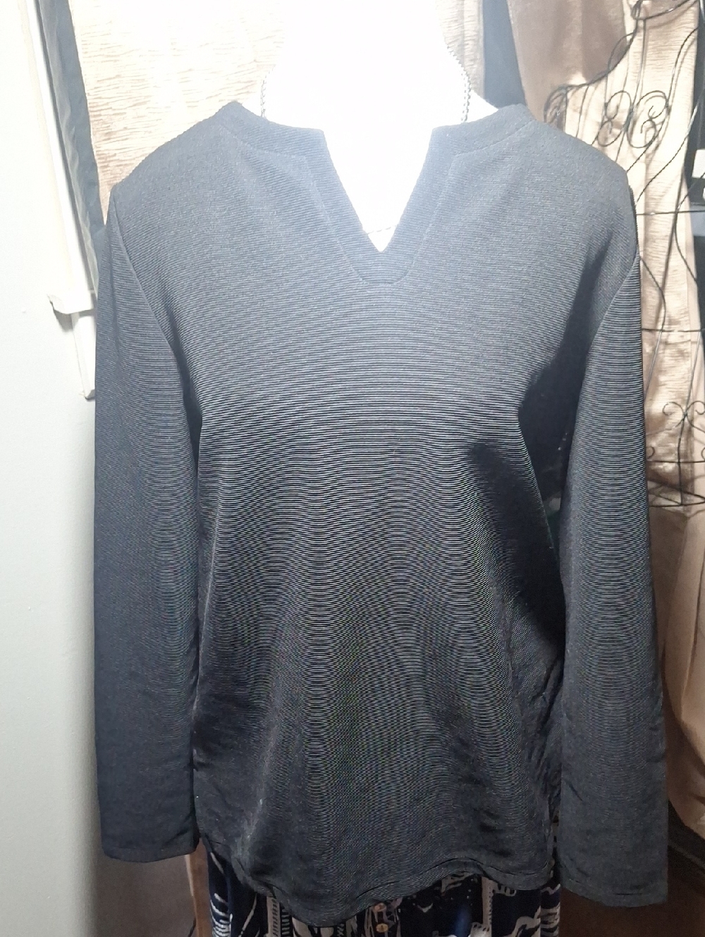 NWT SZ L Anne Klein Black V-Neck Long Sleeve Sweater